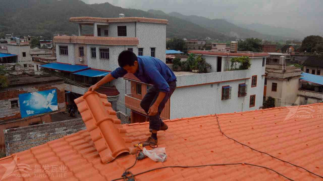 合成樹脂瓦與鐵皮瓦在性能和優點上的區別和差異？